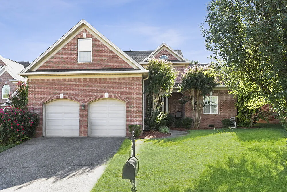 4 bed, 2.5 bath, 2466 sqft, $3,500 — Photo 1