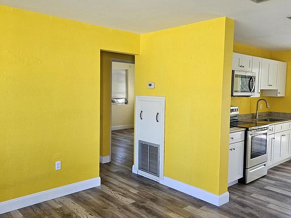 5th image of 44 Poinsettia Dr