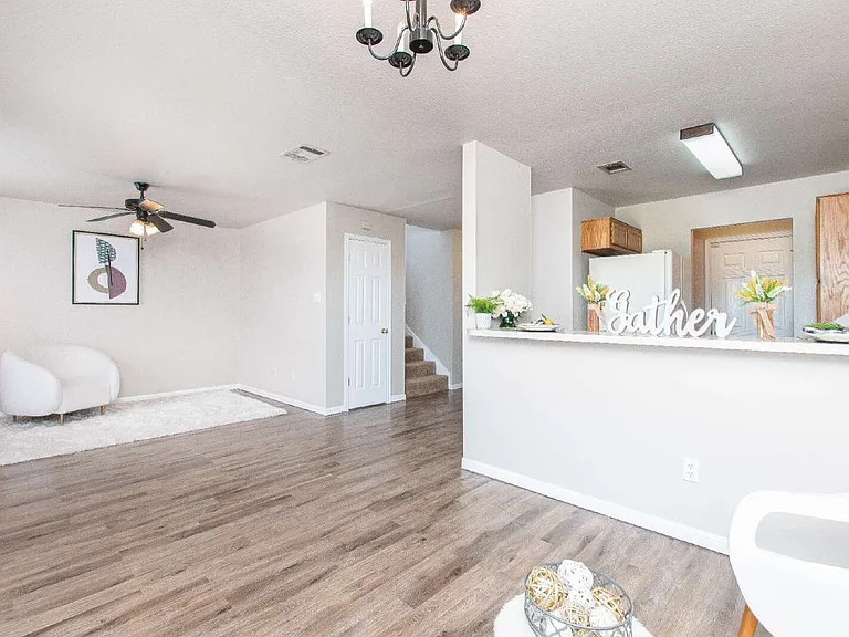 402 Deloris Dr — Photo 9