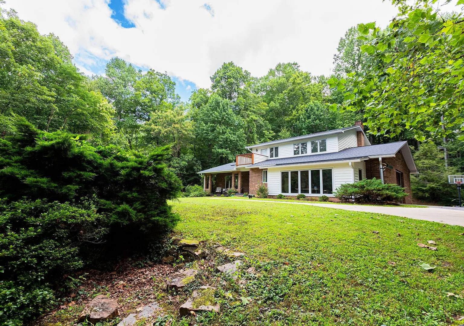 Spacious 4BR Home with Office and Fiber Internet Near Asheville — Photo 2