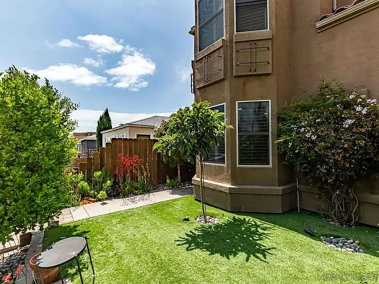 1368 Oliver Ave — Photo 25