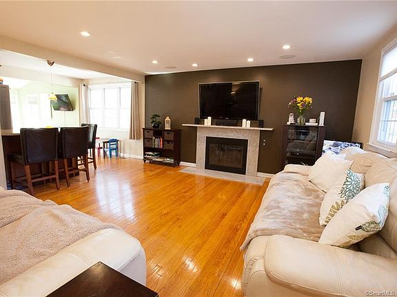 3rd image of 220 Stanwood Dr