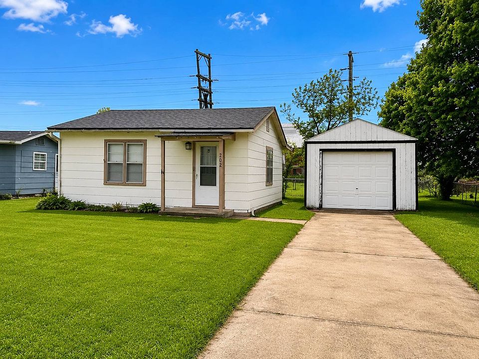 1st image of 202 Poplar Pl