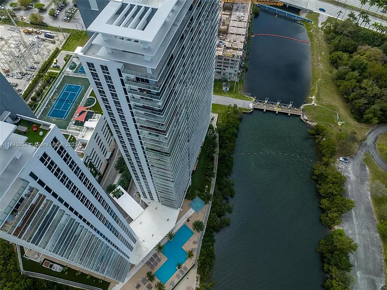16385 Biscayne Blvd #4 — Photo 9