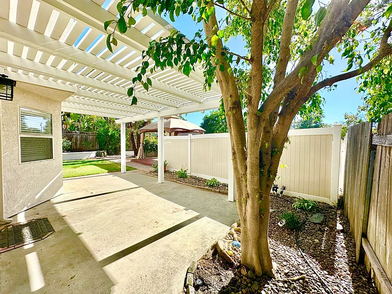 266 Royal Glen Dr — Photo 19