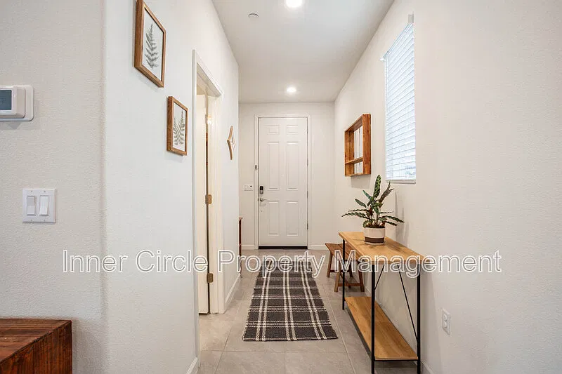 3 bed, 2.5 bath, 2012 sqft, $3,600 — Photo 3