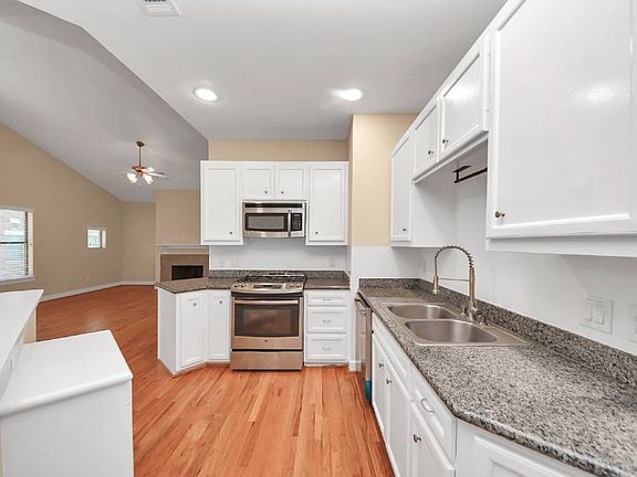 3rd image of 3703 Main Plaza Dr