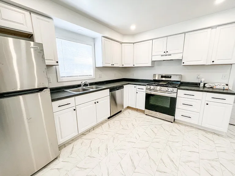 410 S Westlawn Ave — Photo 1