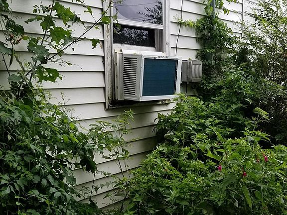 4th image of 208 Davis St