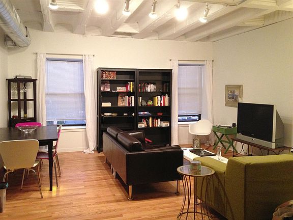 3rd image of 1150 N Milwaukee Ave