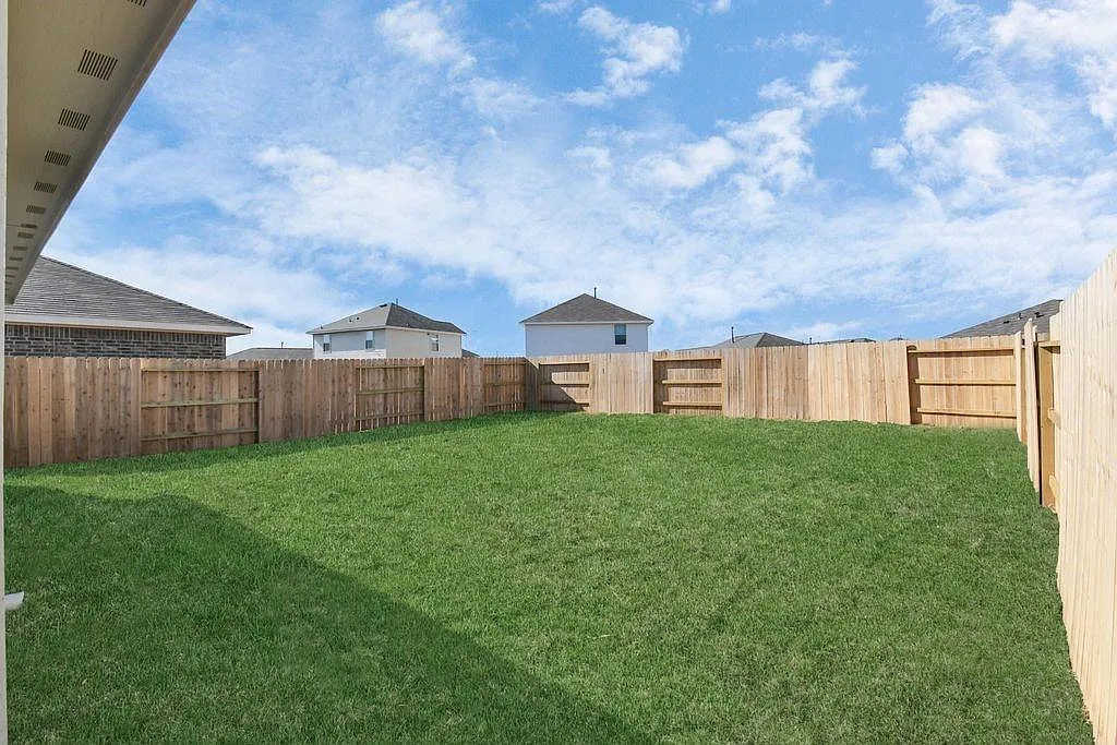 3 bed, 2.0 bath, 1188 sqft, $1,900 — Photo 2