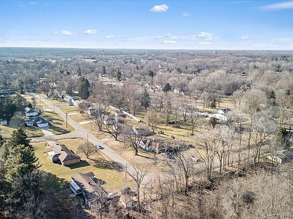 3rd image of 1014 Crestwood Ln
