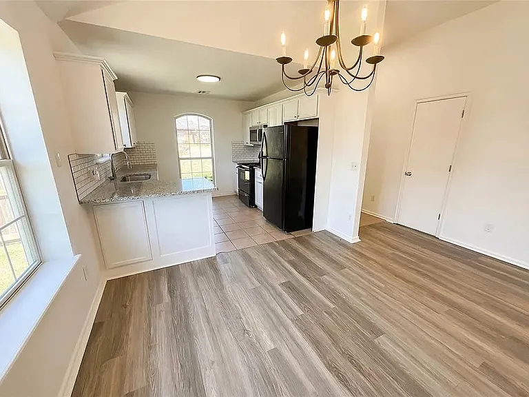 503 Woods Dr — Photo 4