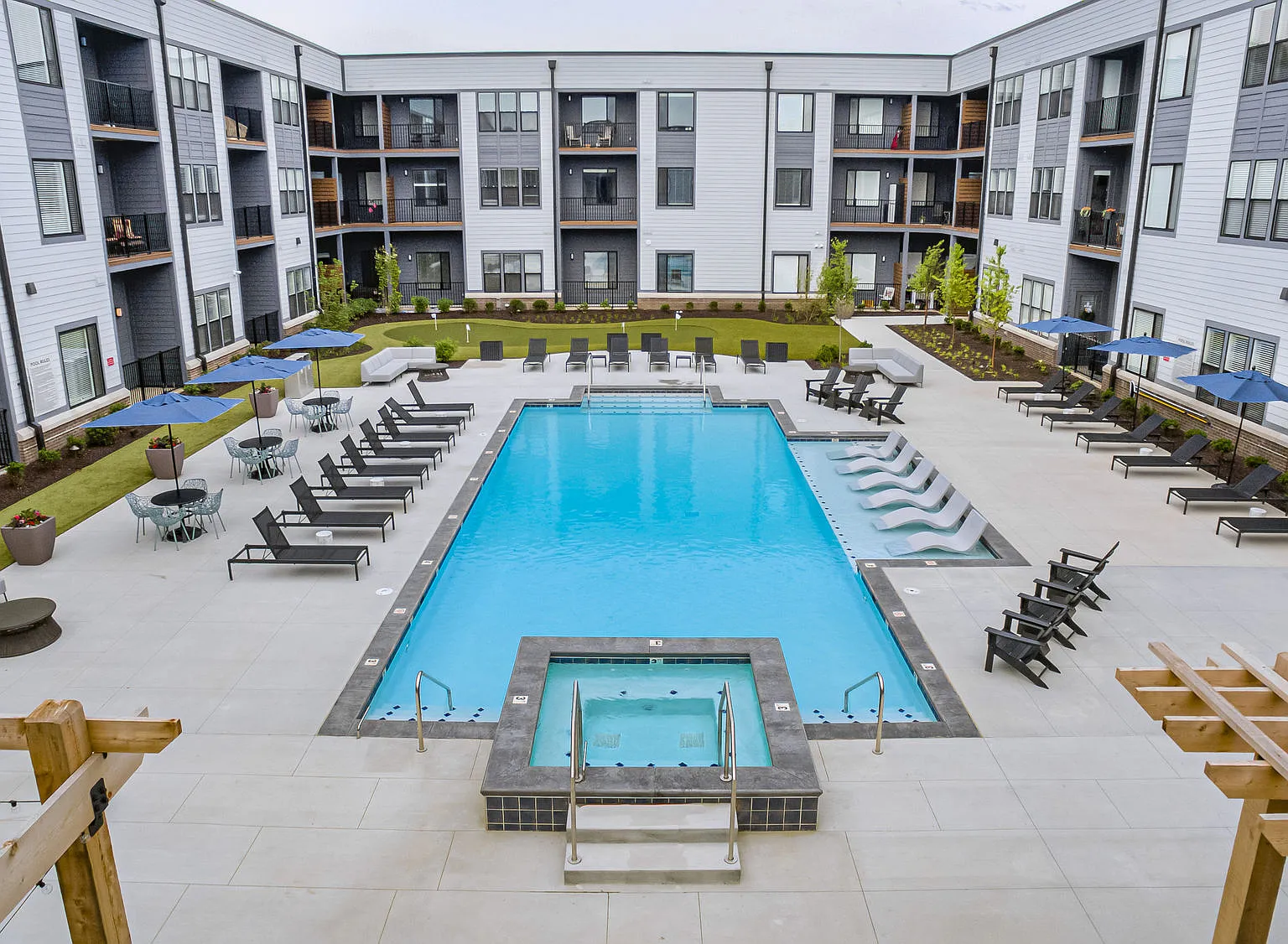 Pullman Pointe — Photo 1