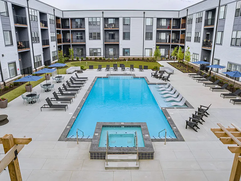 Pullman Pointe — Photo 1
