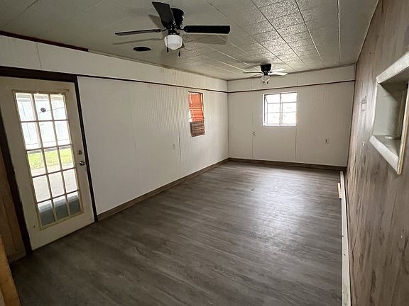 5th image of 402 Holmes St