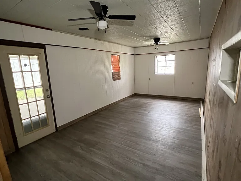 402 Holmes St — Photo 3