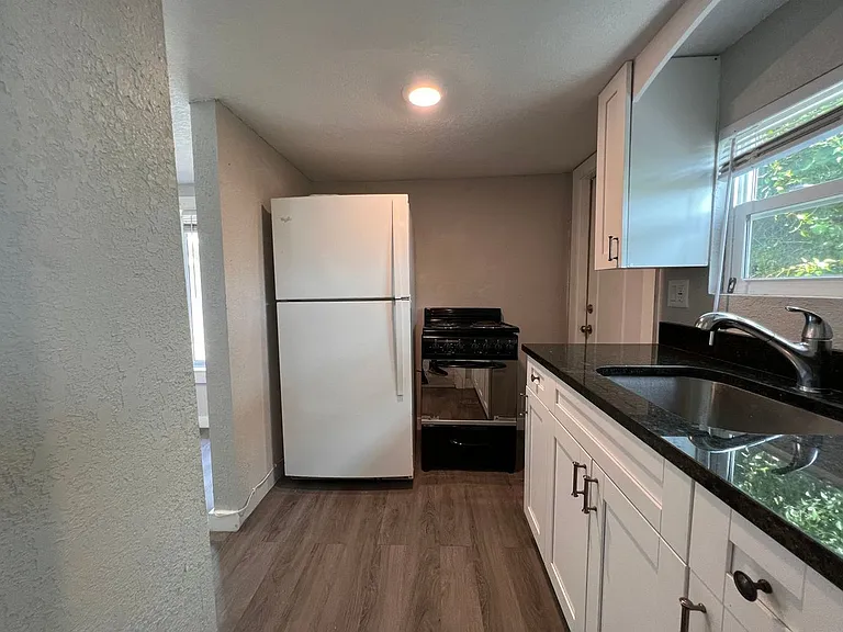 718 W 7th St #2 — Photo 13