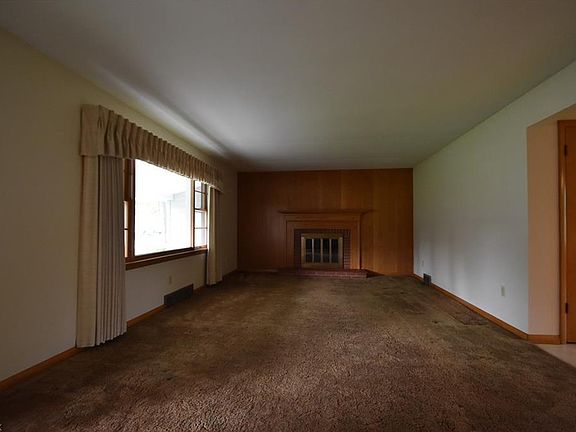 3rd image of 854 Oakridge Dr