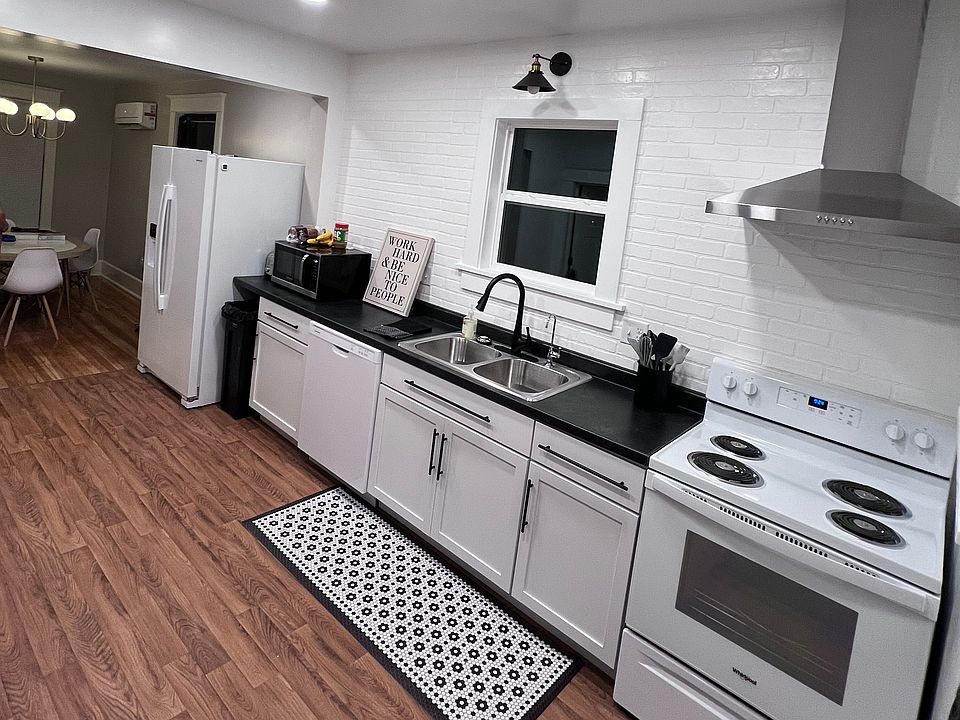Common kitchen, all brand new appliances and cabinets