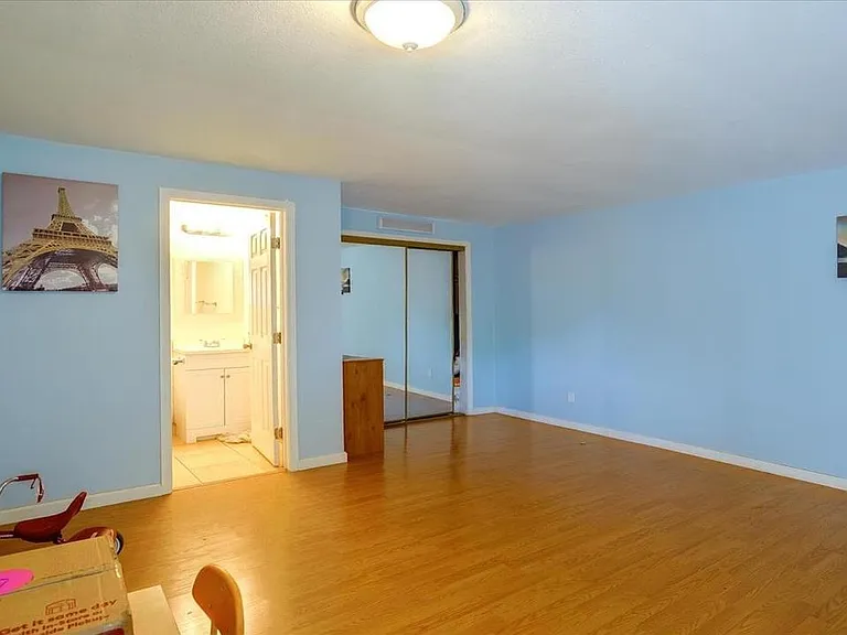 1 bedroom 1 bathroom suite with own kitchen and entrance