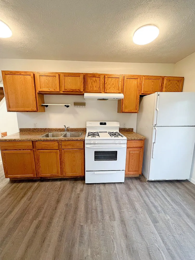 Spacious 3 Bedroom Home — Photo 4