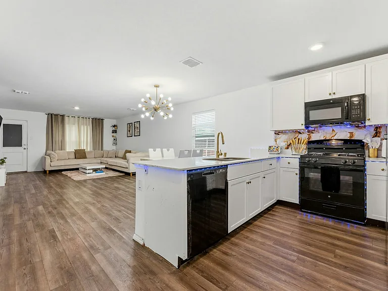 2915 Acacia Dr — Photo 6