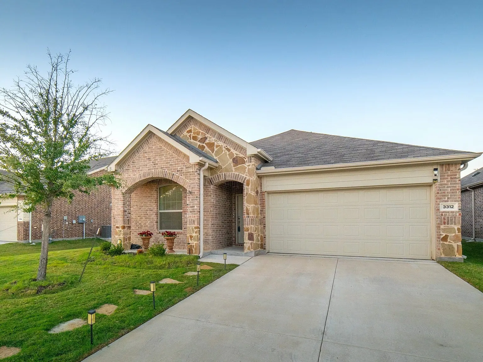 4 bed, 2.0 bath, 1987 sqft, $2,500 — Photo 1