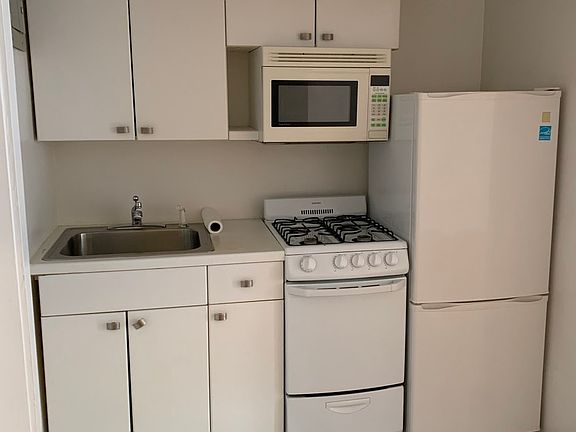 4th image of 305 E 70th St #4R