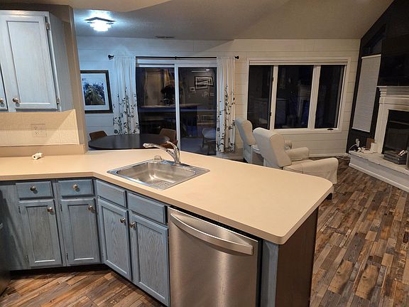 3rd image of 107 E Point Dr