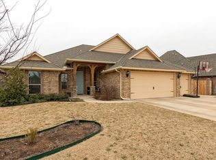 3901 Acoma Dr, Moore, OK 73160