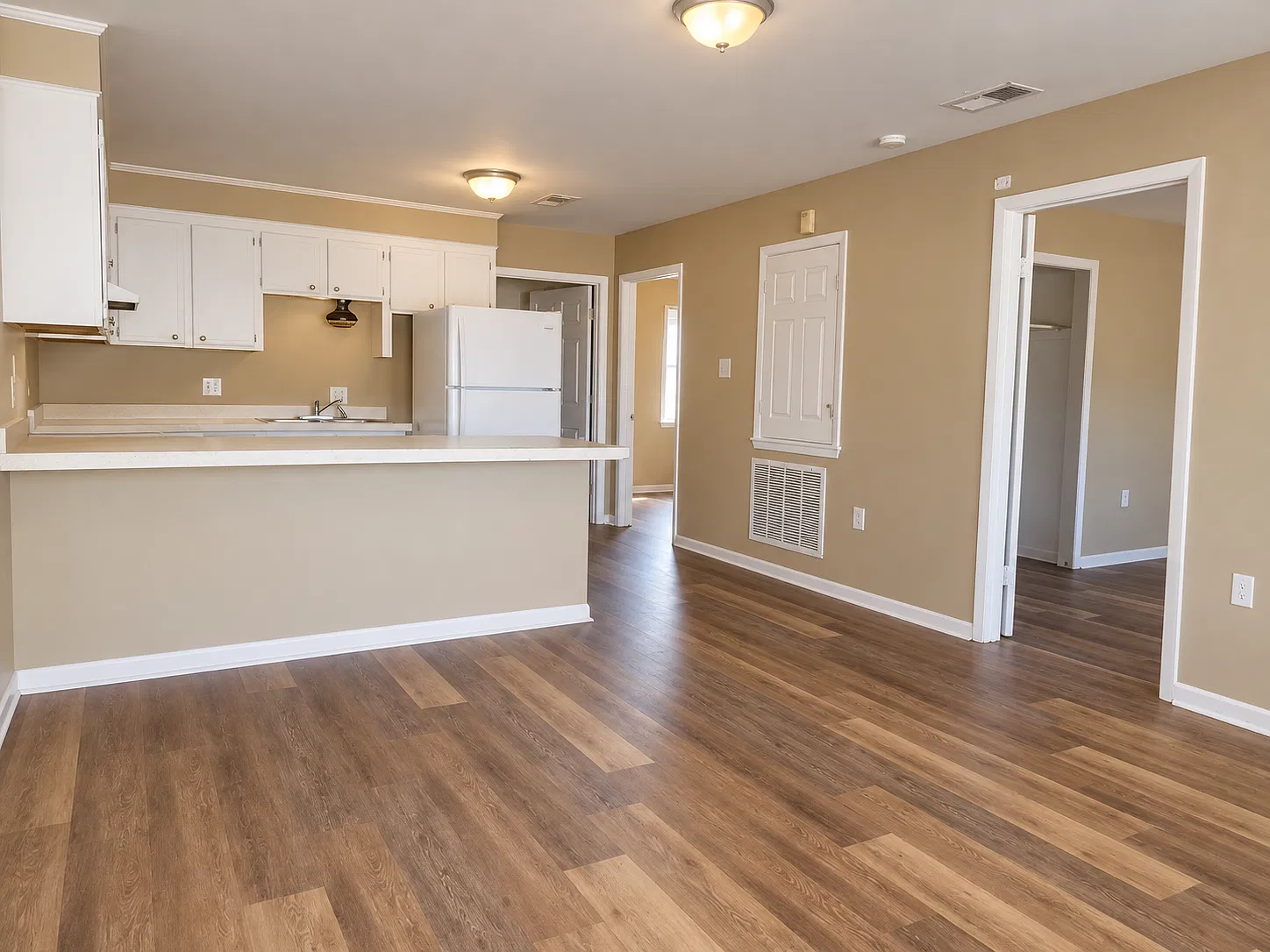 2 bed, 700 sqft, $800 — Photo 1