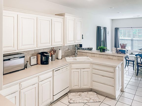 4th image of 407 NW Saddlebrook Dr