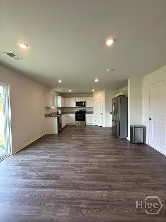 4 bed, 2.5 bath, 2070 sqft, $2,400 — Photo 3