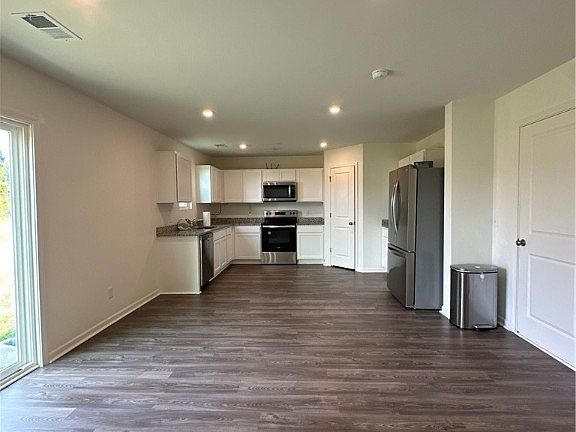 3rd image of 211 Foster St