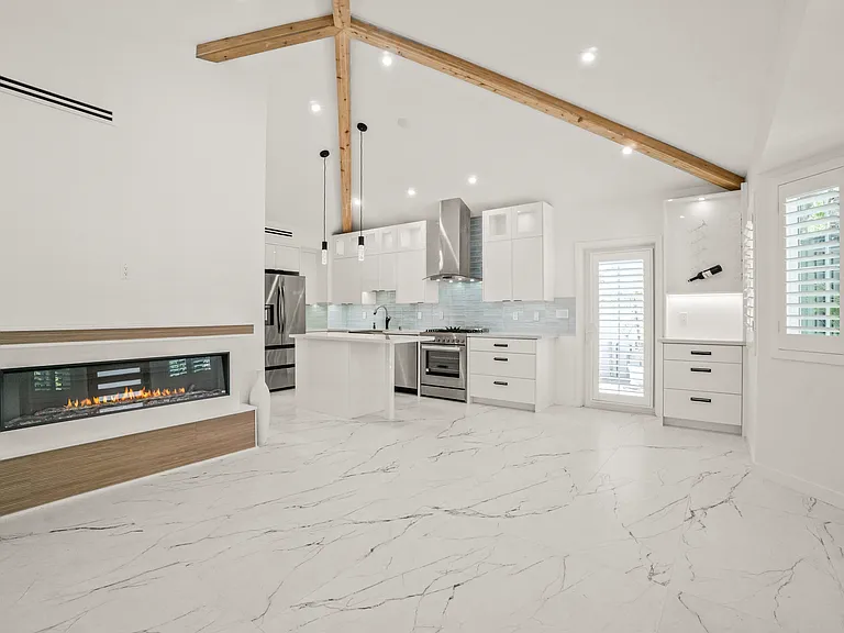 4230 Van Nuys Blvd — Photo 15
