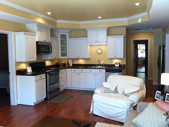 complete kitchen, bright and airy