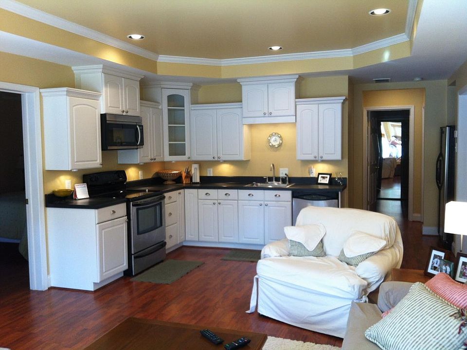 complete kitchen, bright and airy