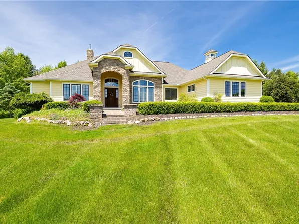 1 Holly Hl, Honeoye Falls, NY 14472