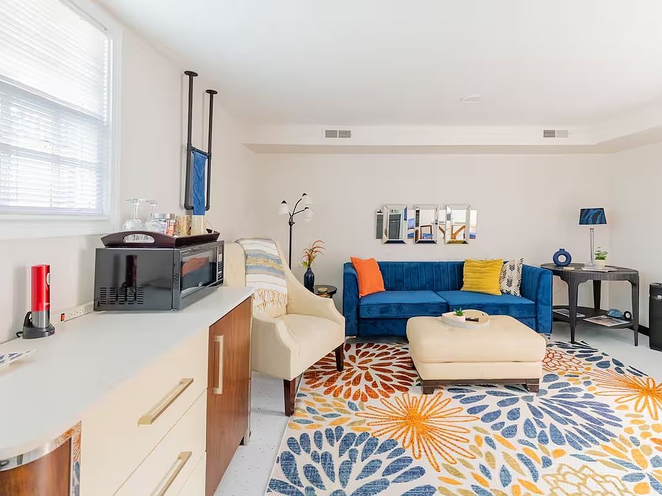 1st image of 162 Howeland Cir #1