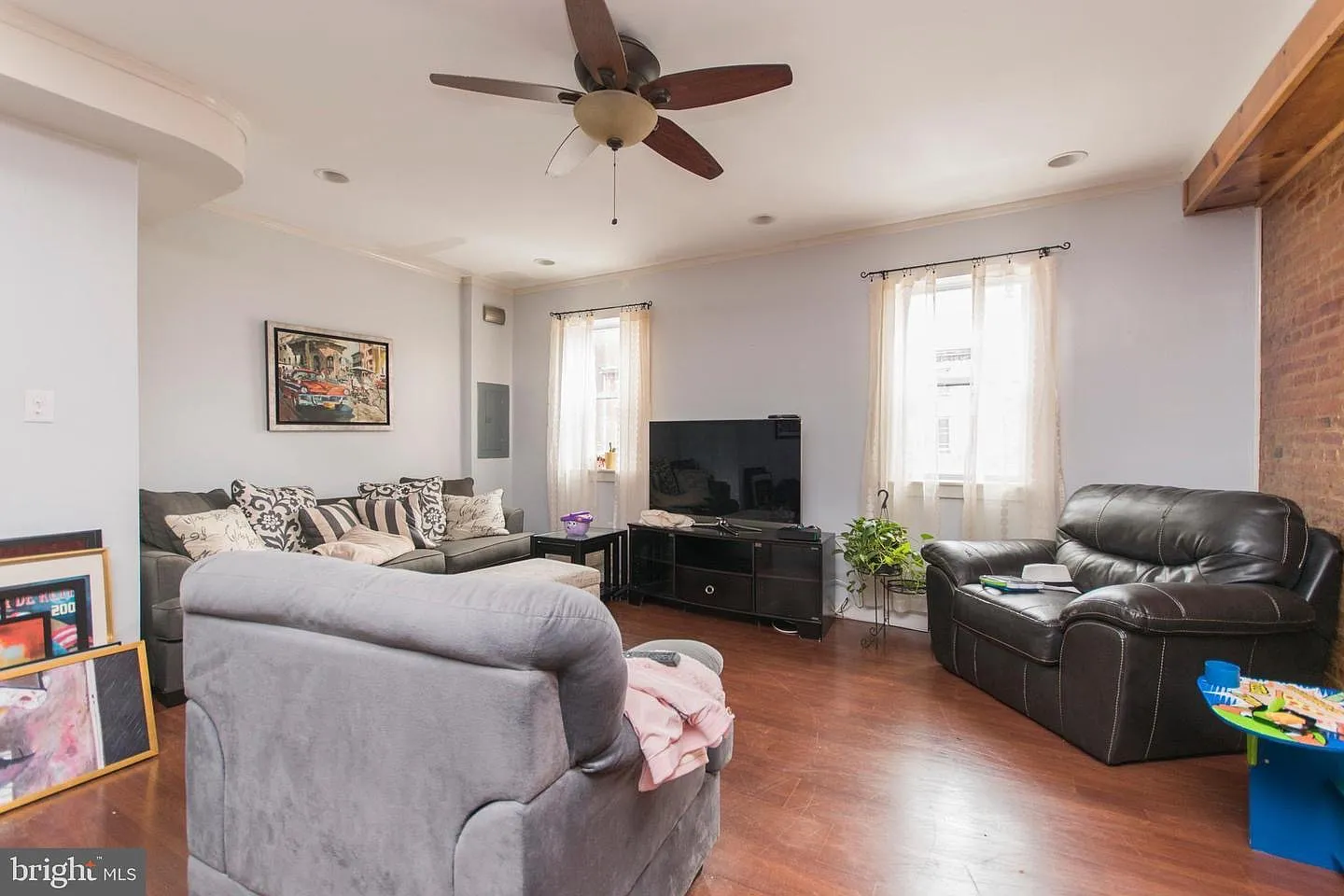 515 W Girard Ave - 2F ROOM — Photo 1