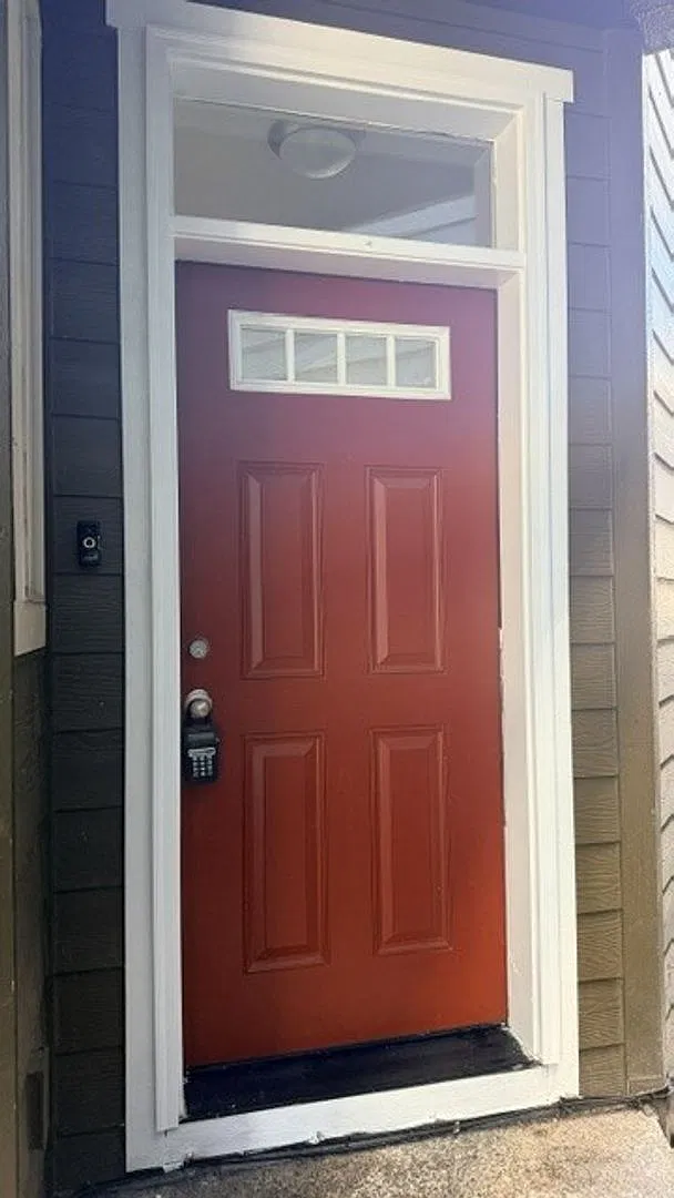 Three Bedrooms Plus Loft! Centrally located! — Photo 2