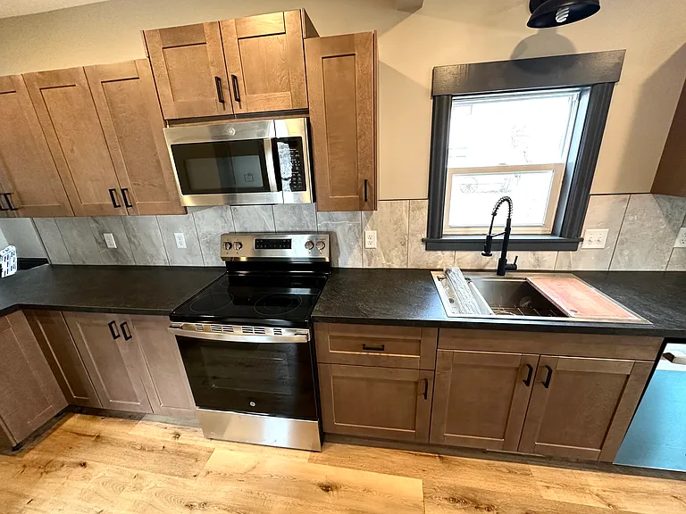718 9th St E — Photo 15