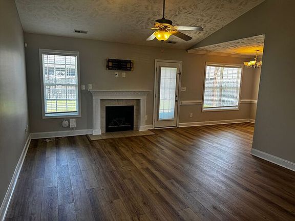 3rd image of 2118 Queen Elizabeth Ln
