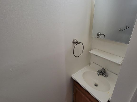 5th image of 326 S 15th St APT 1