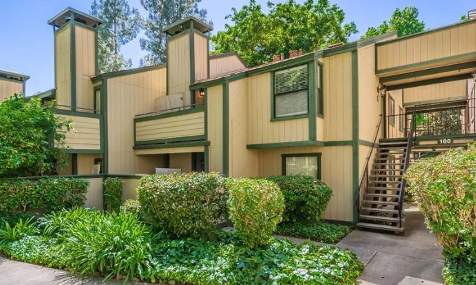 Beautifully updated 956 sq. ft. condo In HOA, featuring 2 bedrooms and 1 bathroom — Photo 3