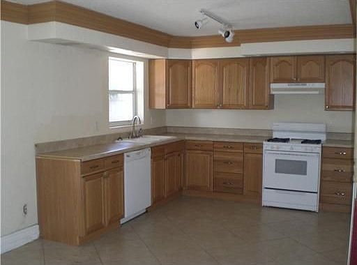 2nd image of 3251 NE 10th Ave