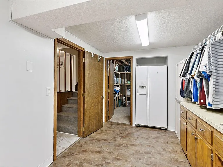 251 Stanley St E — Photo 7