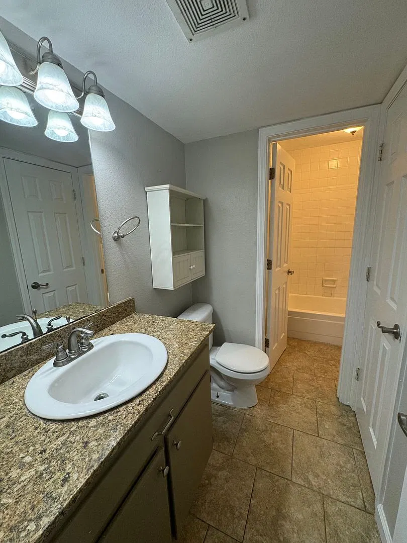 Great Location!! 3 Bedroom 2 Bath Located 1 Mile From Campus — Photo 3