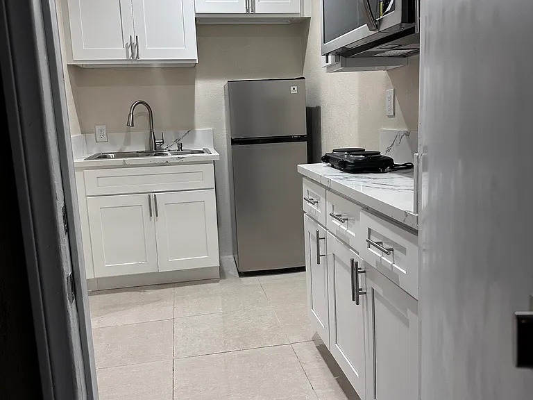 200 S Palm Dr — Photo 6